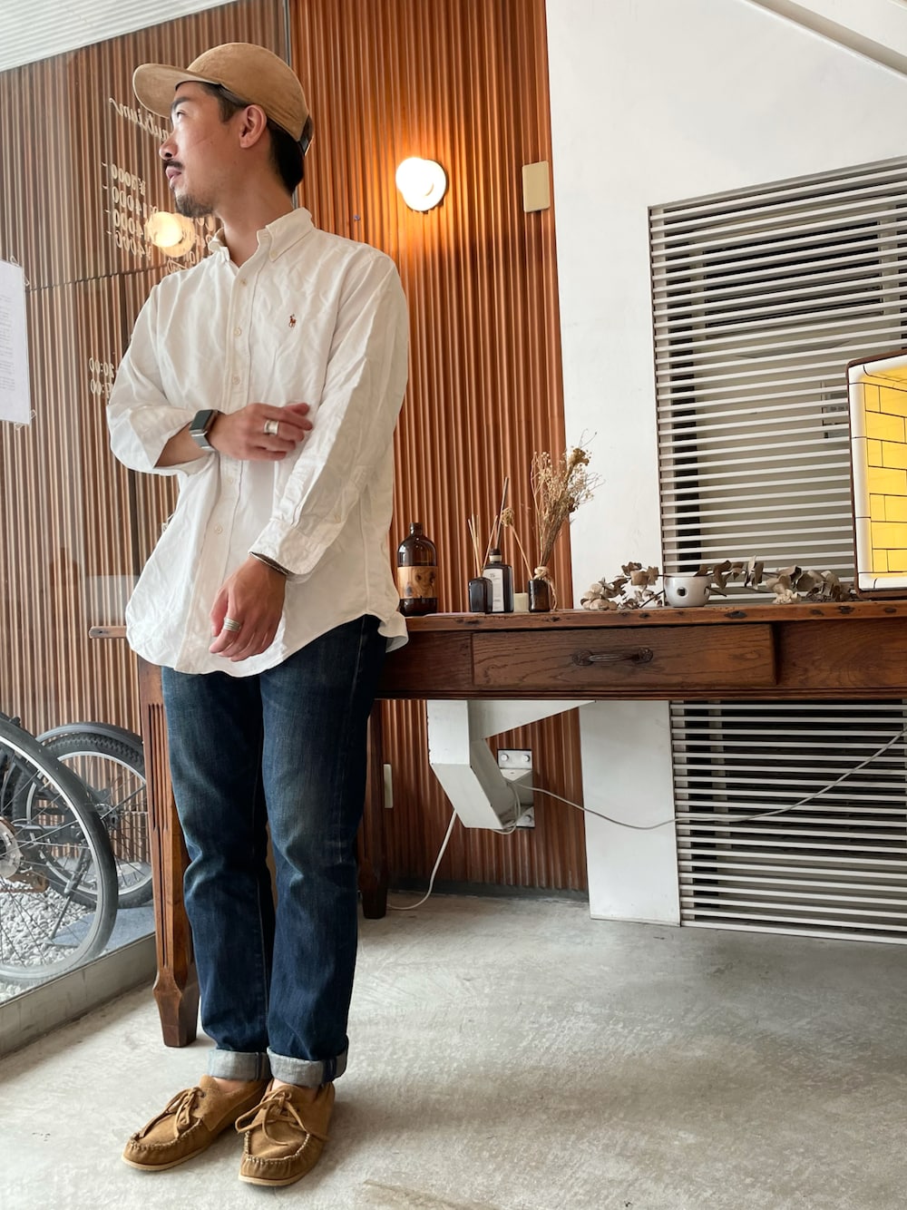 「シンプルコーデ、秋のコーデ、今日のコーデ、秋服、カジュアルコーデ、シンプルスタイル、おしゃれさんと繋がりたい、秋冬コーデ、スニーカー、美容師、コーデュロイ、白シャツ、デニム、モカシン、秋コーデ」｜「Saturdays NYCのアイテム（キャップ、ベージュ系）」を使った、yukikwamura0725さん（メンズ・171cm）の秋コーディネートの1枚目の写真