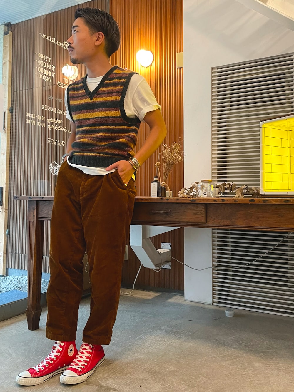 「秋のコーデ、ニット、コーデュロイ、大人カジュアル、ブラウンコーデ、ブラウン、美容師、シンプルスタイル、大人コーデ、秋スタイル、今日のコーデ、おしゃれさんと繋がりたい、秋服準備はじめました、秋コーデ、秋先取りコーデ」｜「HOLLYWOOD RANCH MARKETのアイテム（ニット/セーター、ブラウン系）」を使った、yukikwamura0725さん（メンズ・171cm）の秋コーディネートの1枚目の写真