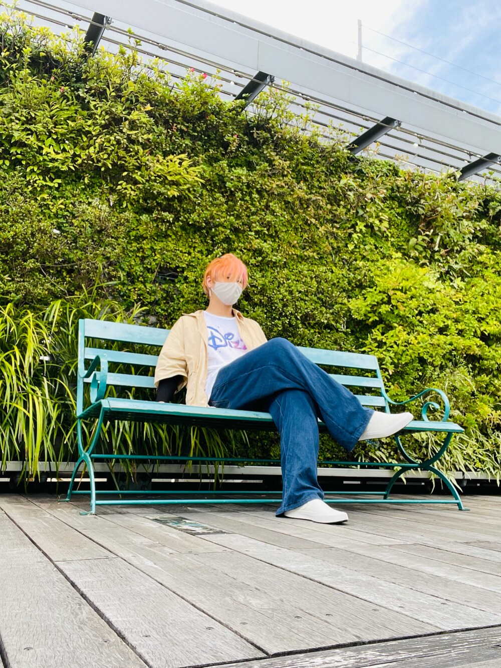 「ゆるコーデ、オーバーサイズ、スリッポン、白Tシャツ、カジュアル」｜「EDWINのアイテム（デニムパンツ、ブルー系）」を使った、minoさん（メンズ・178cm）の夏コーディネートの1枚目の写真