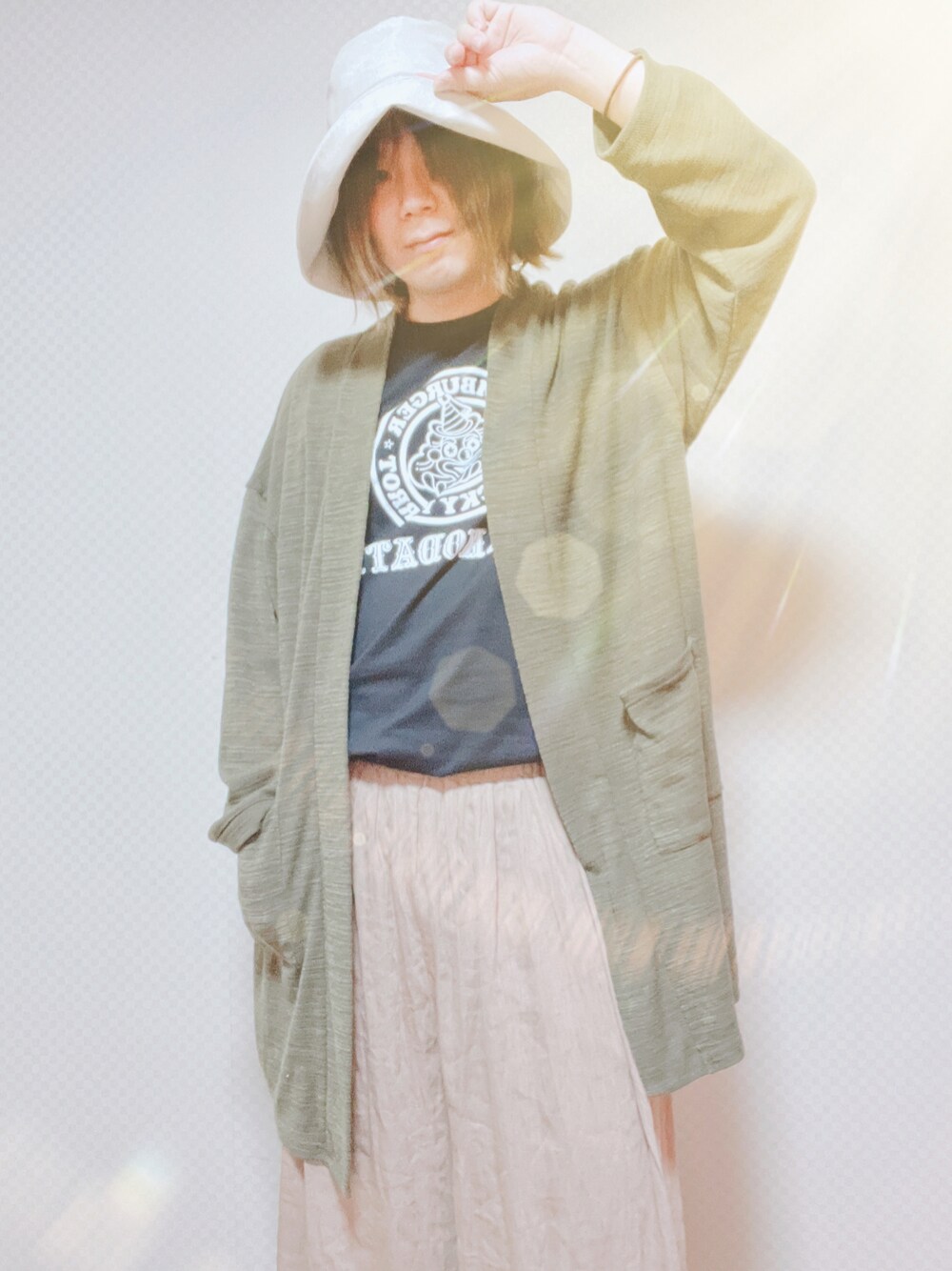 「シンプルコーデ、休日コーデ、初夏コーデ、今日のコーデ、カジュアルコーデ」｜「函館名物のアイテム（Tシャツ/カットソー、ブラック系）」を使った、minoさん（メンズ・178cm）の春コーディネートの1枚目の写真