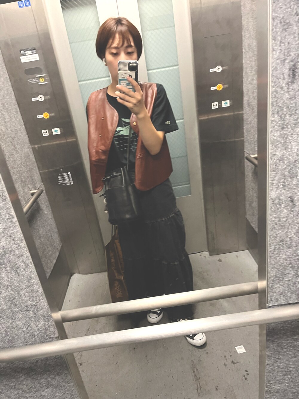 「FREAK'S STOREの2wayフェイクレザーベスト（ベスト、ブラウン系）」を使った、ぴすさん（レディース・157cm）の秋コーディネートの1枚目の写真