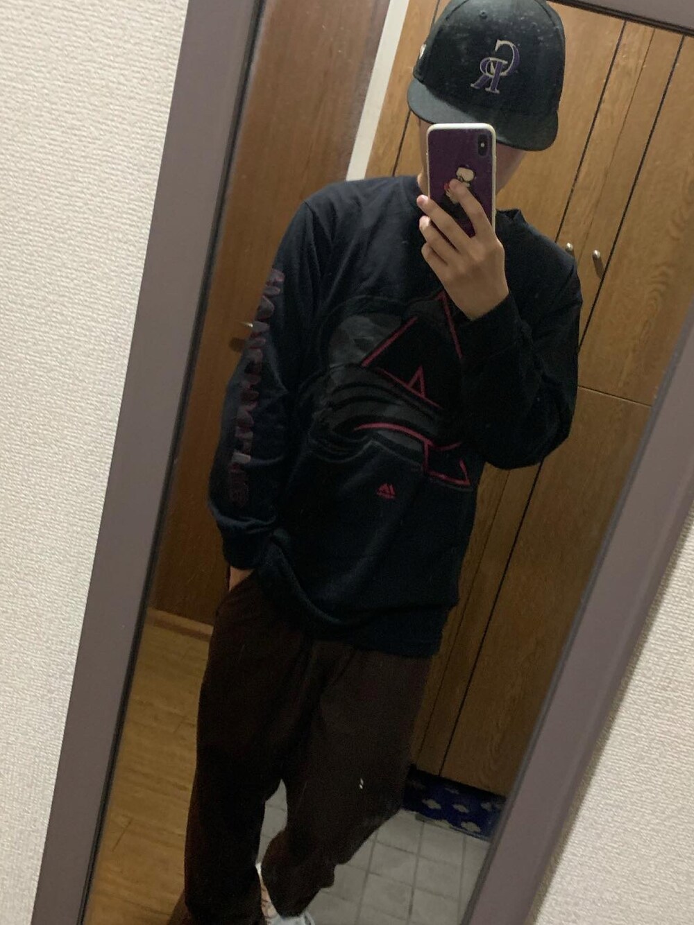 「ストリート、秋のコーデ、ロンT、ブラウン、stussy、ニューエラ、キャップ、スニーカー、古着」｜「STUSSYのBryan Pant（その他パンツ、ブラウン系）」を使った、アズムンさん（メンズ・162cm）の夏コーディネートの1枚目の写真