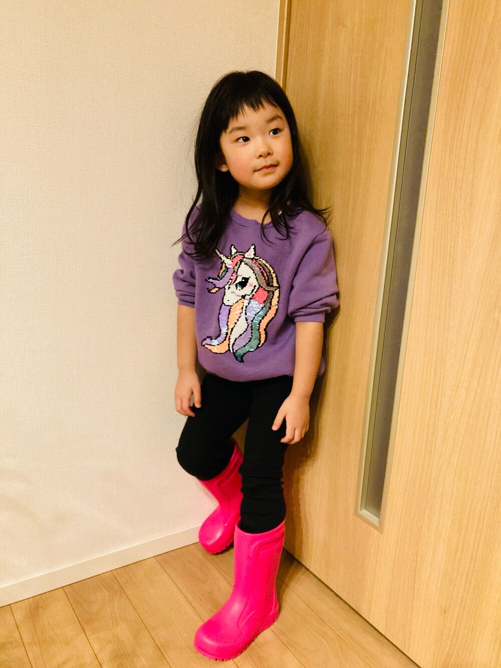 「キッズコーデ、おしゃれさんと繋がりたい、春カラー、着回しコーデ、春、3歳、女の子コーデ、ラクチンコーデ、パンツスタイル、レインブーツ」｜「H&M DIVIDEDのアイテム（スウェット、パープル系）」を使った、caeさん（キッズ・100cm）の春コーディネートの1枚目の写真