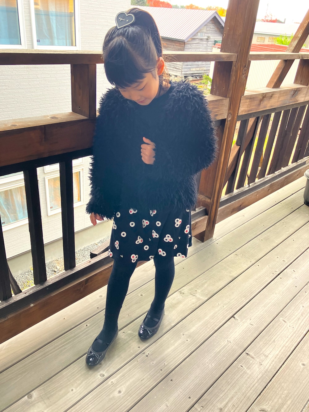 「秋コーデ、シンプルコーデ、休日スタイル、キッズファッション、秋冬コーデ、kids、女の子、アニエスベー、無印良品、モコモコアウター、キッズコーデ、モノトーン、おでかけコーデ」｜「agnes b.のアイテム（ヘアゴム、ブラック系）」を使った、caeさん（キッズ・120cm）の秋コーディネートの1枚目の写真