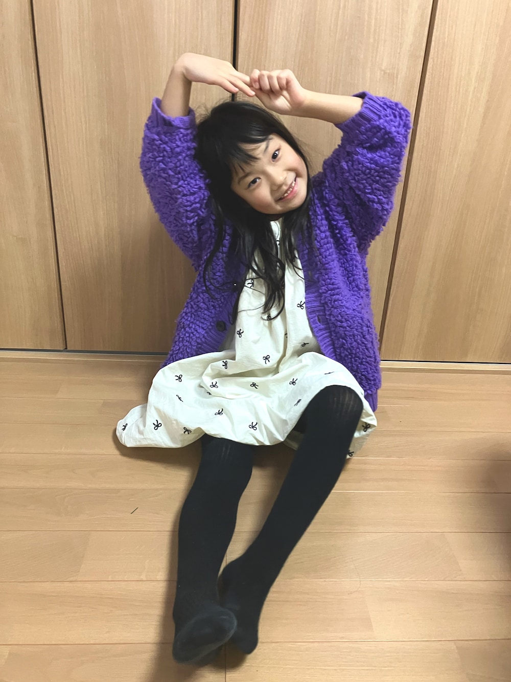 「最近のいい感じコーデ、おうちファッション、カーディガンコーデ、女の子コーデ、女の子、シンプルコーデ、お出かけコーデ、キッズファッション、冬コーデ、ローリーズスタイル_LOWRYS FARM、ローリーズファーム(LOWRYS FARM)、ローリーズファーム、ワンピース、おしゃれさんと繋がりたい」｜「LOWRYS FARMの３Ｇループニットカーディガン　961682（カーディガン/ボレロ、パープル系）」を使った、caeさん（キッズ・120cm）の秋コーディネートの1枚目の写真