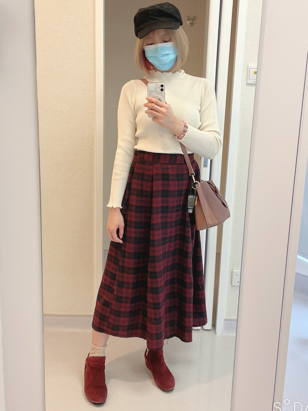 「スカート、チェックスカート、バレンタイン、デート、プチプラ、デートスタイル（WOMEN）、ショートブーツ」｜「GRLの2way異素材コンビサークルバックルショルダーバッグ（ショルダーバッグ、ブラック系）」を使った、さえさん（レディース・162cm）の冬コーディネートの1枚目の写真