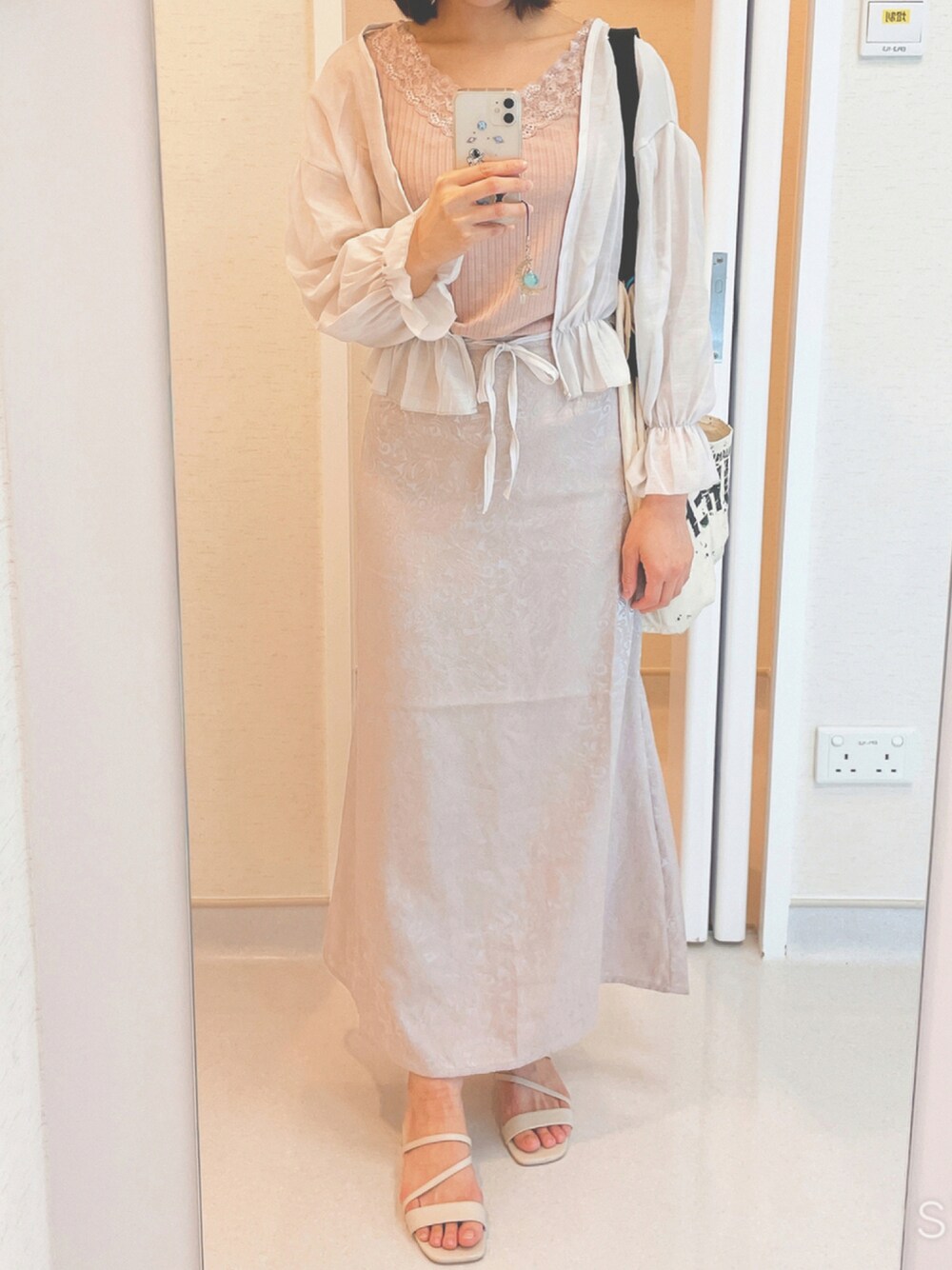 「秋コーデ、秋服準備はじめました、デートコーデ、シアートップス、プチプラ、レイヤードスタイル、ロングスカート、足長効果、デート、ガーリー、オトナガーリー」｜「GUのレースVネックタンクトップ（トップス、ピンク系）」を使った、さえさん（レディース・162cm）の秋コーディネートの1枚目の写真