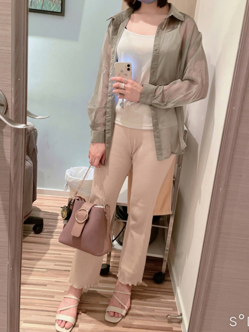 「リブパンツ、休日スタイル、プチプラ、サンダル、パンツスタイル、リラックススタイル、シアーシャツ、夏コーデ、GRL、オトナカジュアル、秋コーデ」｜「GRLの2way異素材コンビサークルバックルショルダーバッグ（ショルダーバッグ、ブラック系）」を使った、さえさん（レディース・162cm）の秋コーディネートの1枚目の写真