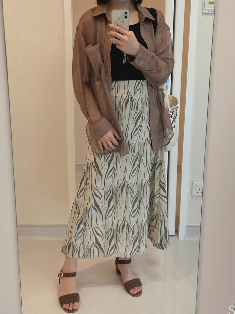 「ロングスカート、プチプラ、サンダル、シアーシャツ、足長効果、オトナカジュアル、秋コーデ、だから秋服が好き」｜「ORiental TRafficのORiental TRaffic ミドルヒールサンダル＊（サンダル、ブラウン系）」を使った、さえさん（レディース・162cm）の秋コーディネートの1枚目の写真