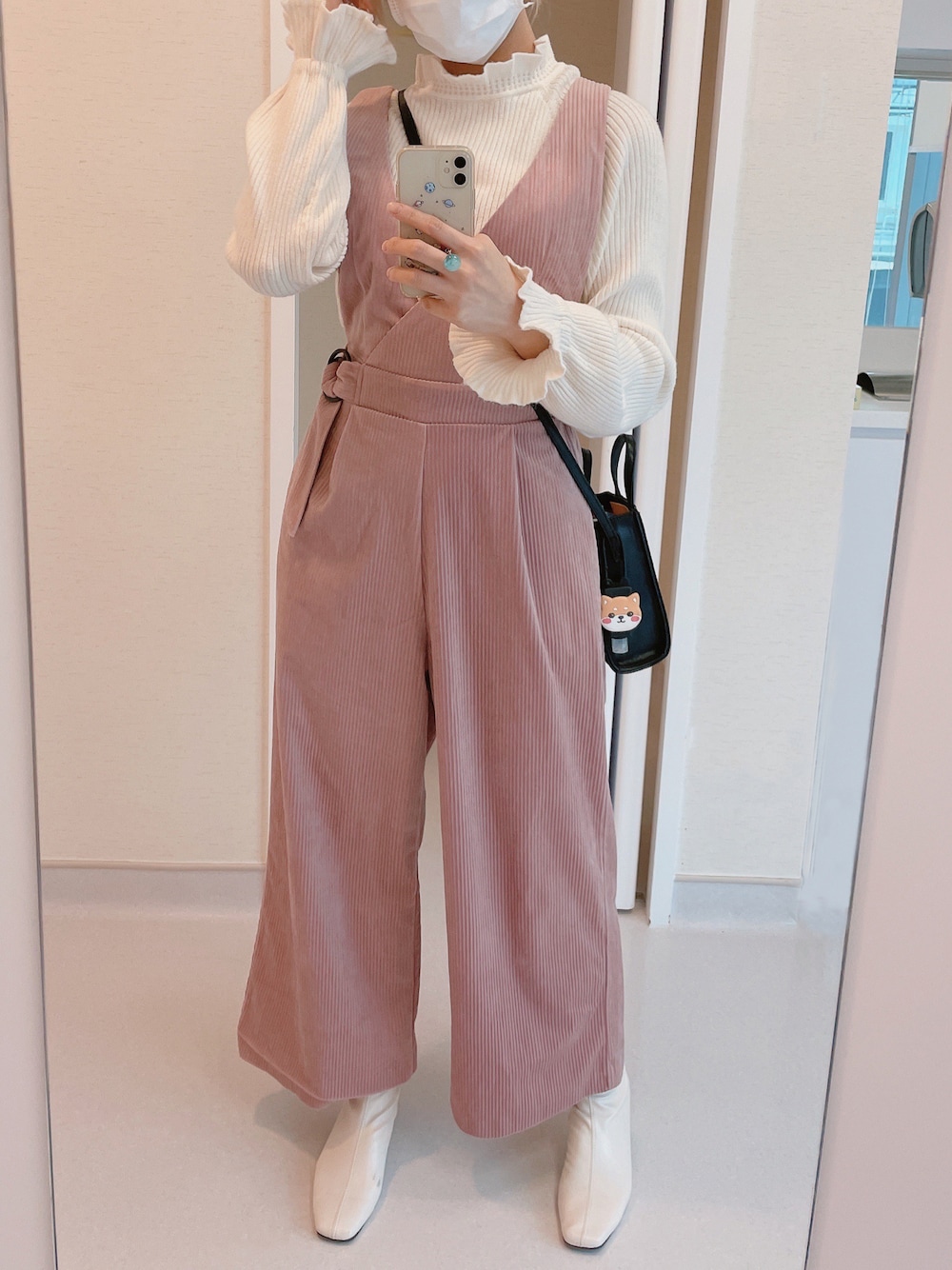 「春服みてみて、GRL、ピンク、オールインワン、パンツスタイル、プチプラ、ガーリー、ブーツ」｜「GRLのストレッチスクエアトゥショートブーツ（ブーツ、ホワイト系）」を使った、さえさん（レディース・162cm）の春コーディネートの1枚目の写真