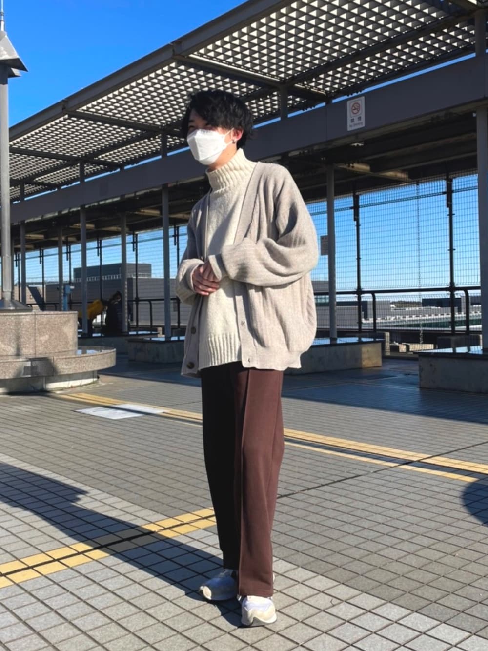 「大人カジュアル、おしゃれさんと繋がりたい、ニットコーデ、タートルネック、プチプラコーデ、カラーパンツ、空港、epnok、epnokコーデ、スウェット、スウェットパンツ、カーディガン、ニットカーディガン、ニットタートル、キレイめパンツ」｜「epnokのリブニットルーズカーディガン【SET-UP】（カーディガン/ボレロ、ベージュ系）」を使った、ぴくさん（メンズ・175cm）の冬コーディネートの1枚目の写真