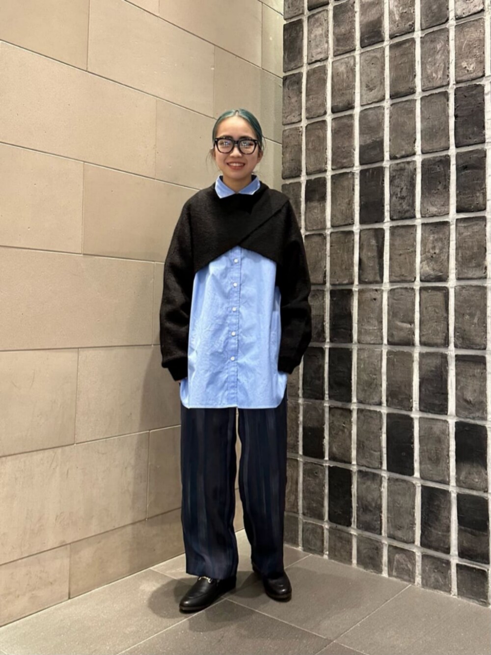 ブラック系のニット/セーター、ブルー系のシャツ/ブラウス、ブルー系のその他パンツを着用したレディースの秋コーディネートの1枚目の写真