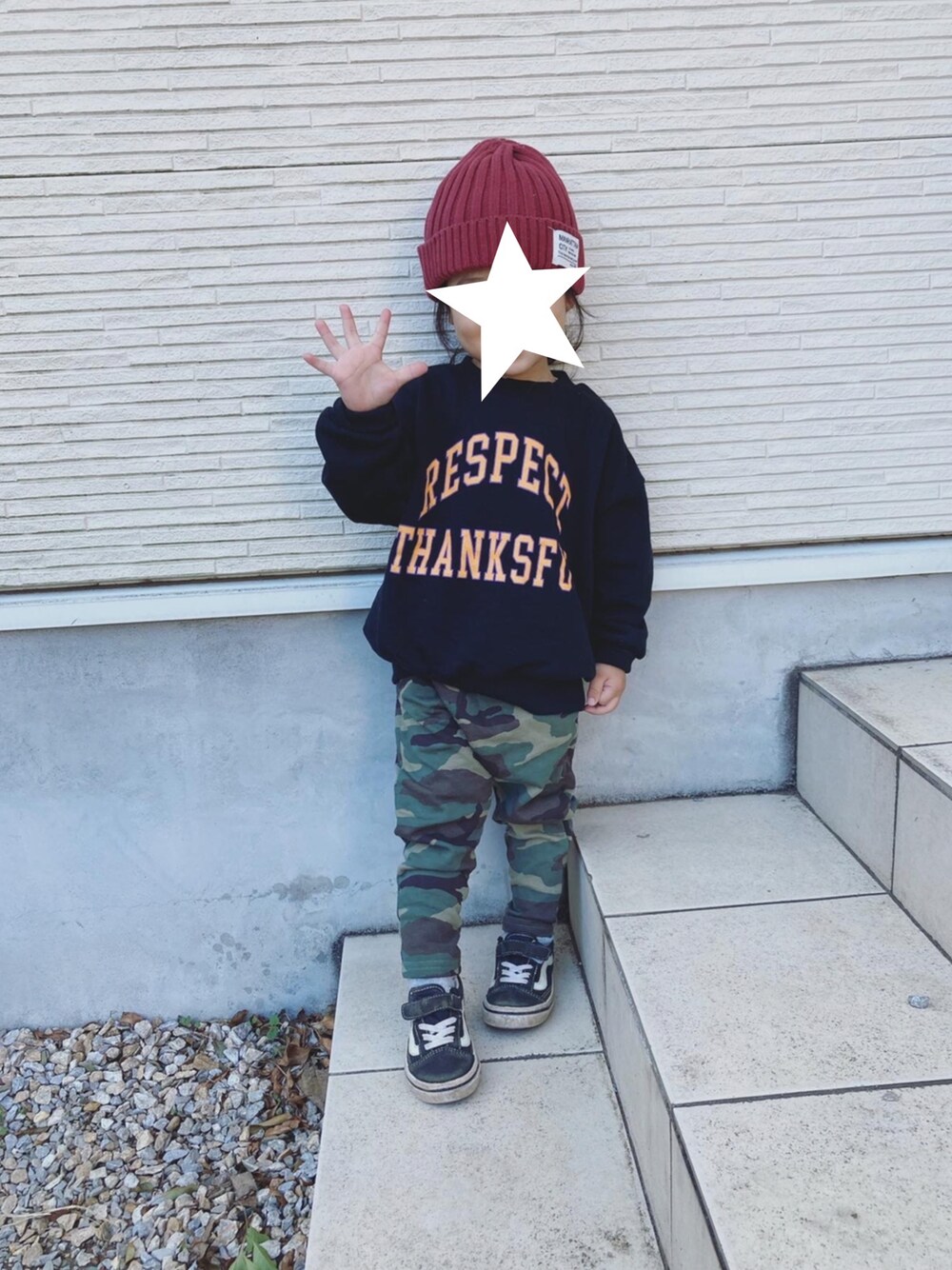 「男の子、カモフラ、迷彩、アメカジ、プチプラ、プチプラコーデ、ストリート、キッズコーデ、キッズファッション、2歳、スウェット、パーカー、アーミー、公園、ロゴスウェット」｜「Life Support Productsの裏毛プリントトレーナー（80～150cm）（スウェット、ブラック系）」を使った、SOJOSYOさん（キッズ・130cm）の冬コーディネートの1枚目の写真