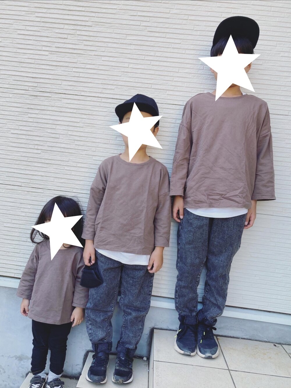 「カジュアル、レイヤードスタイル、キッズコーデ、男の子、ブラックデニム、シンプルコーデ、おそろいコーデ、おとこのこ、リンクコーデ、キッズファッション、三兄弟、きまわしコーデ、プチプラ」｜「ZARAのアイテム（デニムパンツ、ブラック系）」を使った、SOJOSYOさん（キッズ・130cm）の秋コーディネートの1枚目の写真