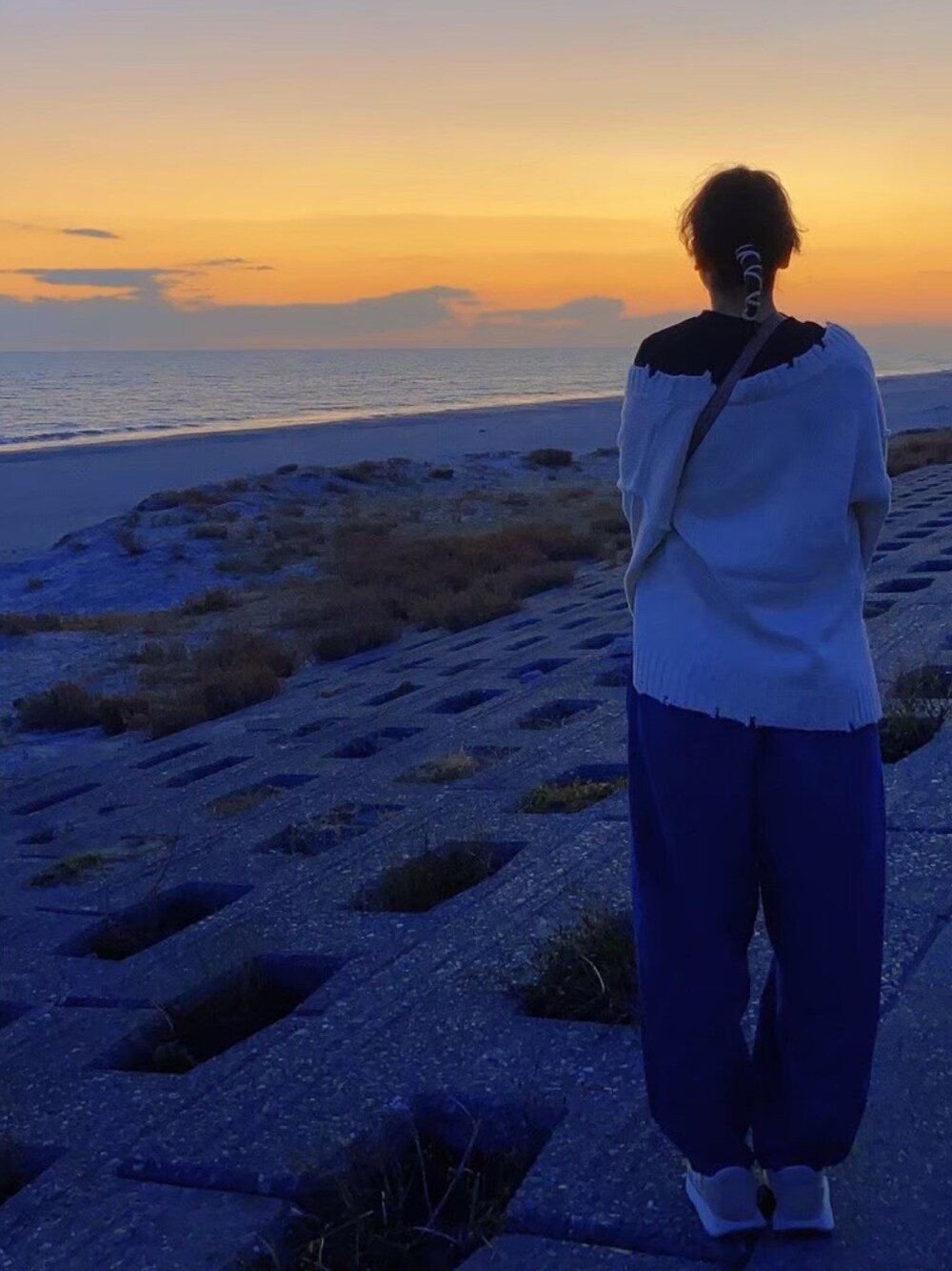 「春コーデ、おしゃれさんと繋がりたい、ショルダーバッグ、バルーンパンツ、海、夕焼け」｜「GUのアイテム（その他パンツ、ブルー系）」を使った、りさ。さん（レディース・174cm）の春コーディネートの1枚目の写真