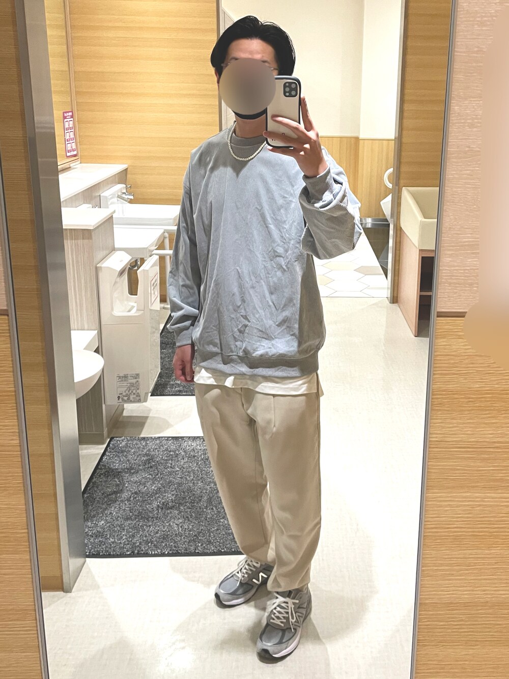 「ローリーズファーム(LOWRYS FARM)、New Balance、スニーカー、GU」｜「NEW BALANCEのNEW BALANCE: M990V5（スニーカー、グレー系）」を使った、FLさん（メンズ・178cm）の春コーディネートの1枚目の写真