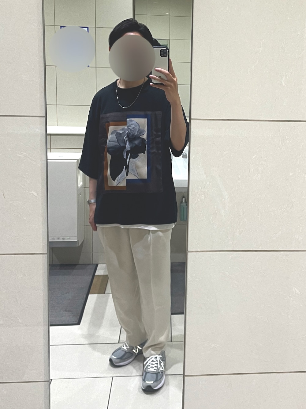 「シンプルコーデ、New Balance、NEW BALANCE 990、白パンツ、CASPER JOHN、カジュアル」｜「NEW BALANCEのNEW BALANCE: M990V5（スニーカー、グレー系）」を使った、FLさん（メンズ・178cm）の夏コーディネートの1枚目の写真