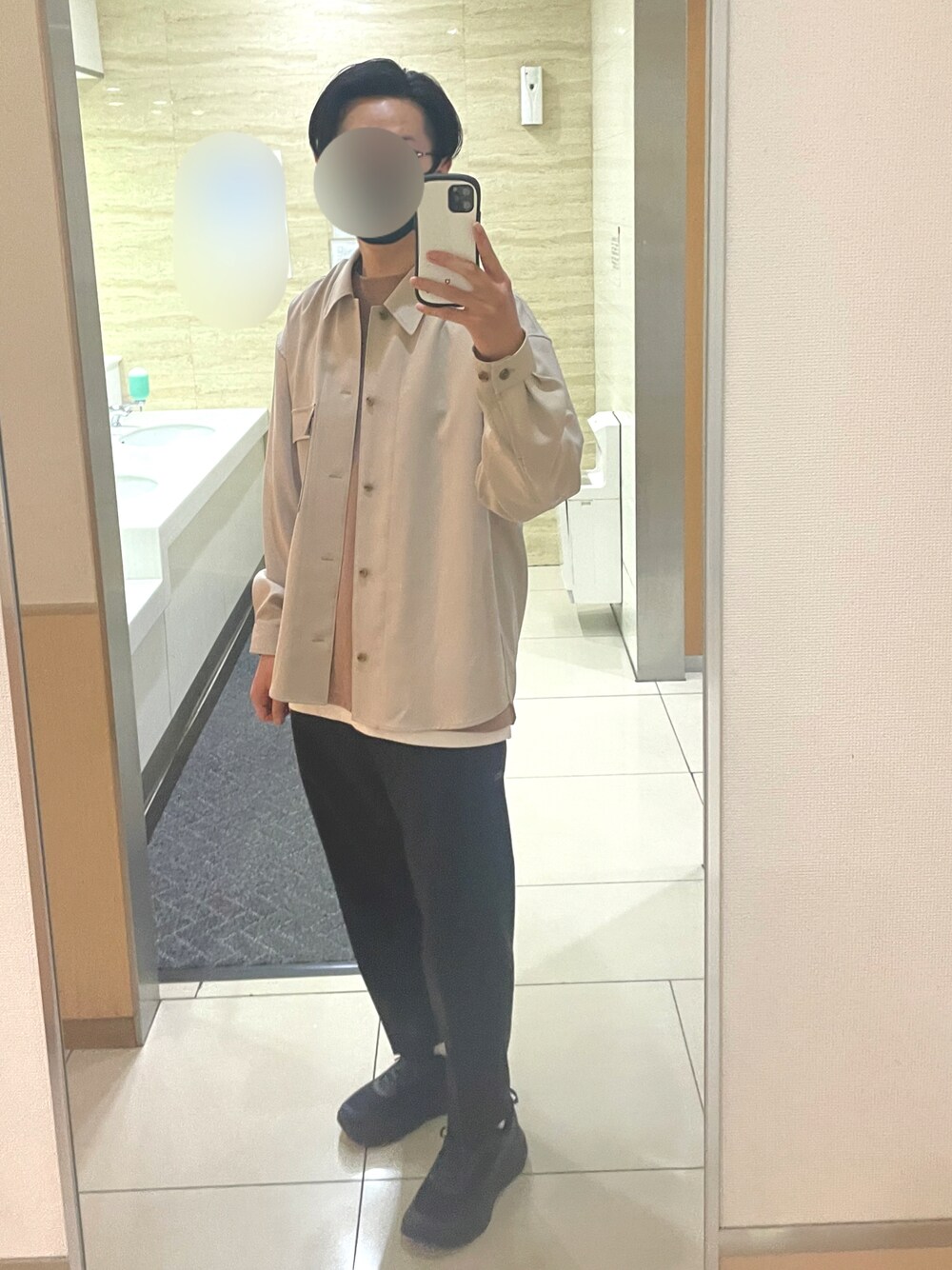 「ホカオネオネ、UNIQLO U、黒スラックス、WYM、センターパート、春コーデ、大人コーデ、今日のコーデ」｜「WYM LIDNMの【WYM LIDNM】PE WIDE SHIRT（シャツ/ブラウス、ベージュ系）」を使った、FLさん（メンズ・178cm）の春コーディネートの1枚目の写真