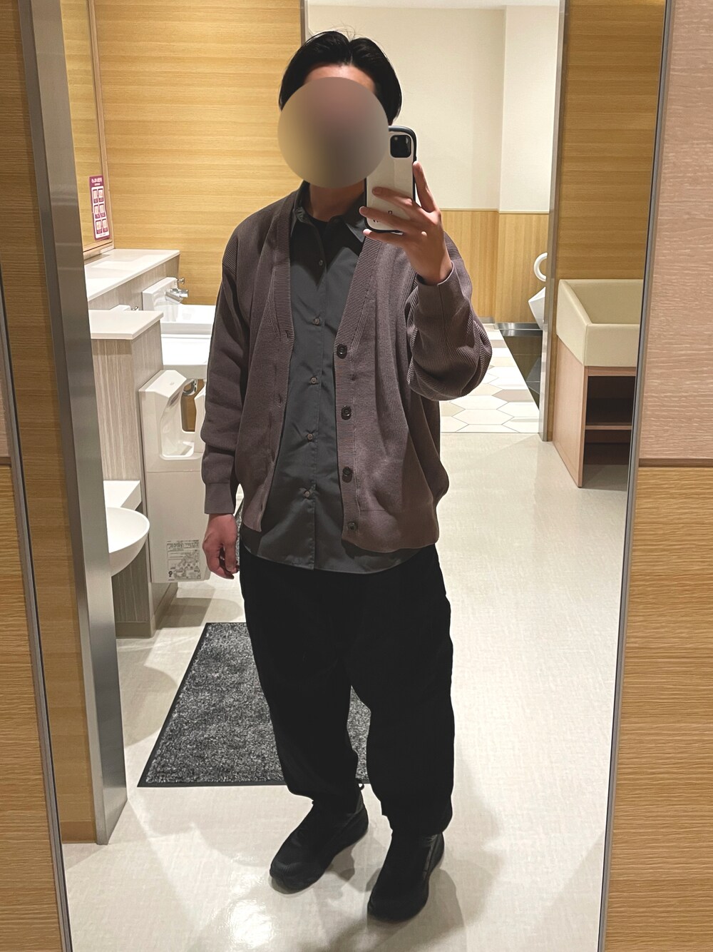 「ホカオネオネ、WYM、HINSON、カーディガン、シャツ」｜「HINSONのHINSON / ヒンソン 6POCKET PANTS / 6ポケットパンツ / ミリタリーパンツ（カーゴパンツ、ブラック系）」を使った、FLさん（メンズ・178cm）の春コーディネートの1枚目の写真