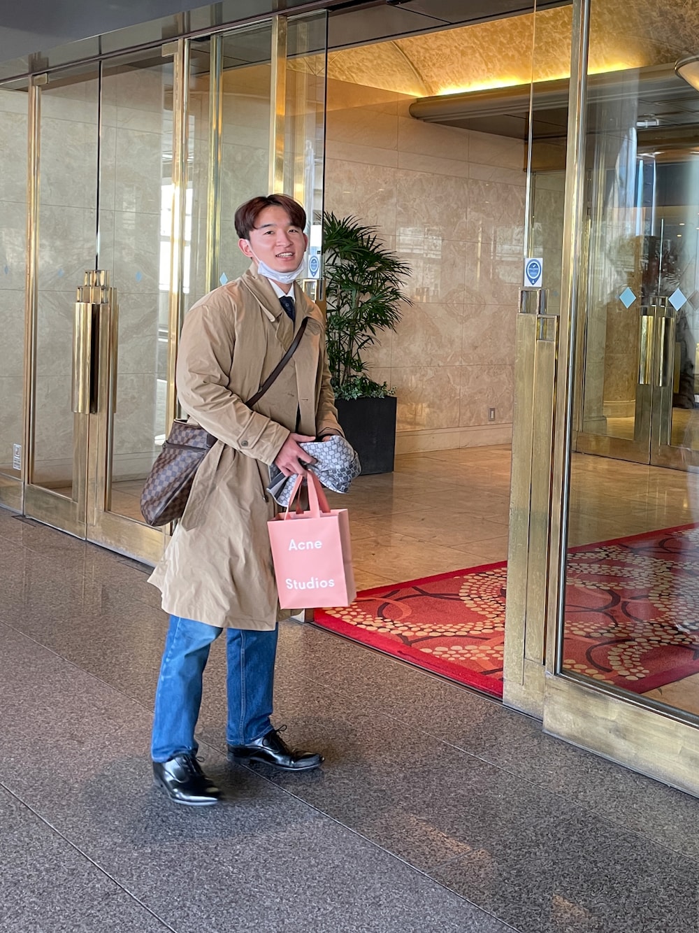 「コート、ブランドコーデ、カバン、ホテルランチ、マフラー、おしゃれさんと繋がりたい、GUCCI、LouisVuitton、valentino、ジーンズ、AcneStudios、5つ星ホテル、followme」｜「BEAUTY&YOUTH UNITED ARROWSのBY 2WAY トレンチコート（トレンチコート、ベージュ系）」を使った、りくぴさん（メンズ・173cm）の冬コーディネートの1枚目の写真