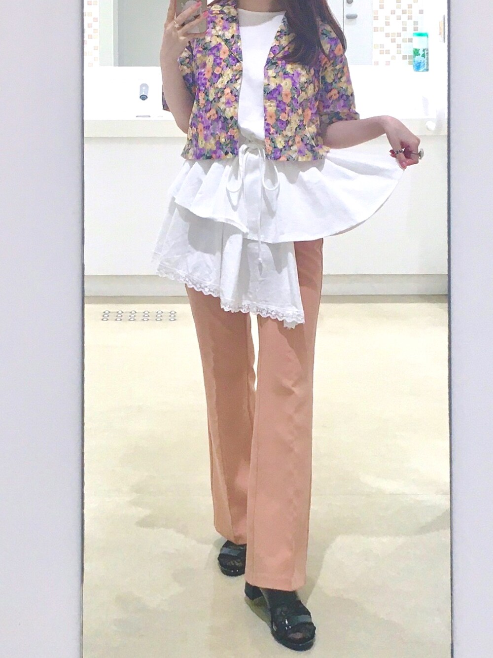 「白シャツ、カラーパンツ、柄シャツ、花柄、レイヤードスタイル、merry jenny、花柄シャツ、フレアパンツ、クロップドトップス、低身長、白Tシャツ、floral、低身長コーデ、メリージェニー、開襟シャツ」｜「merry jennyのLakesideオープンカラーシャツ（シャツ/ブラウス、パープル系）」を使った、みれいさん（レディース・147cm）の秋コーディネートの1枚目の写真