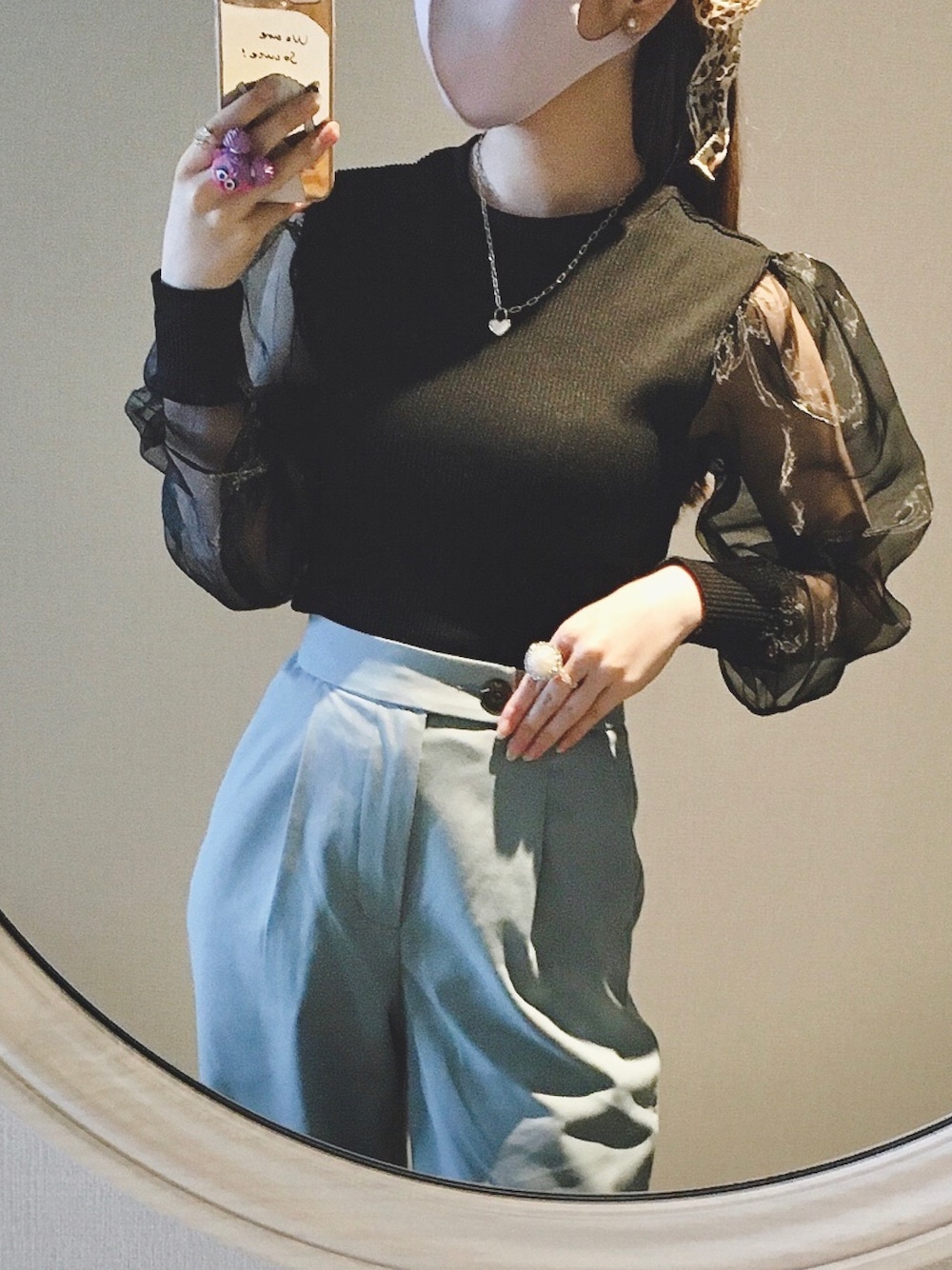 「低身長、低身長コーデ、パフスリーブ、チュール、シースルー、シースルートップス、カラーパンツ、ミントグリーン、レオパード、スカーフ、ユニバ、ユニバコーデ、USJ、セサミストリート、ミックススタイル」｜「H&Mのアイテム（Tシャツ/カットソー、ブラック系）」を使った、みれいさん（レディース・147cm）の秋コーディネートの1枚目の写真
