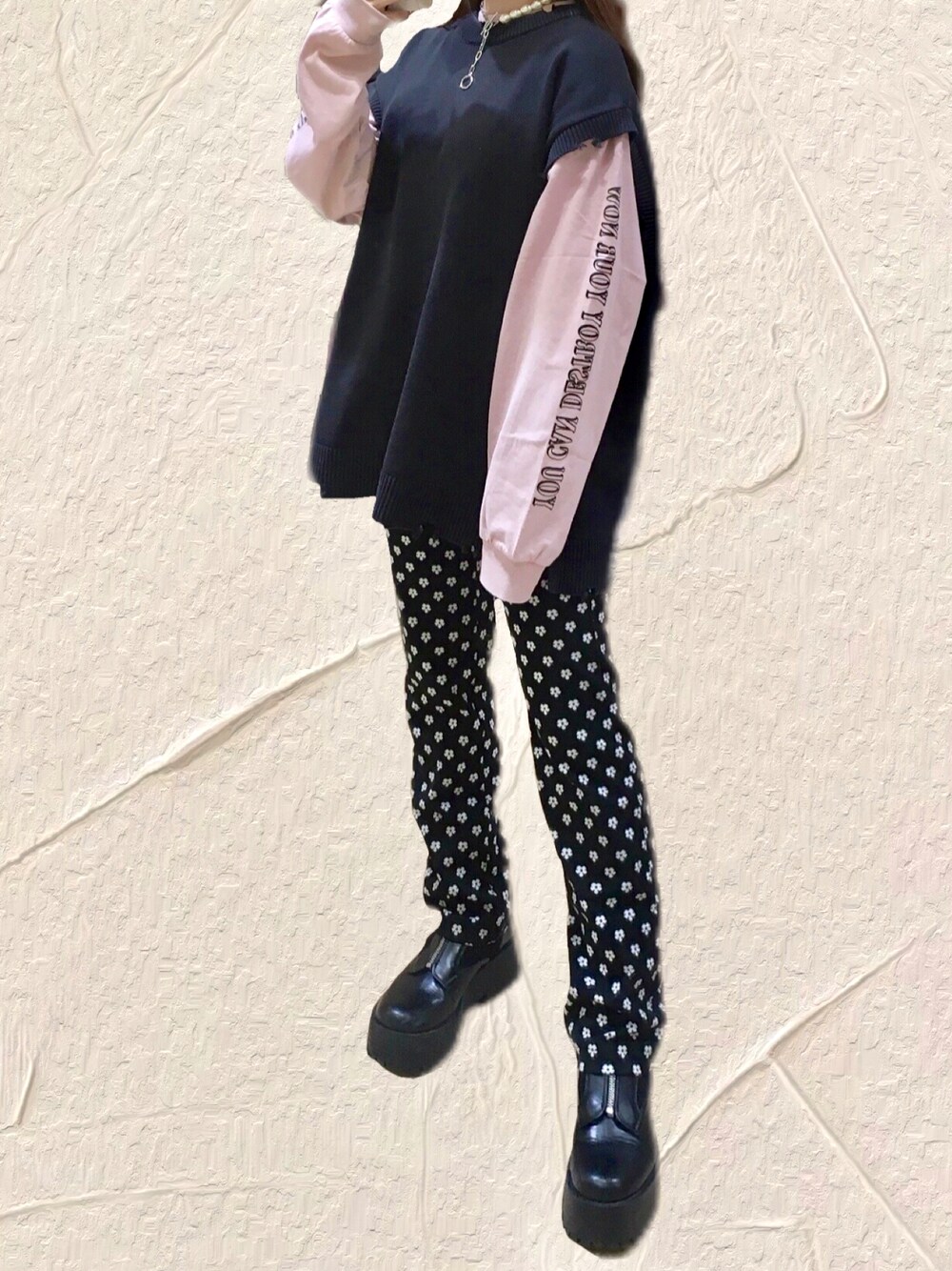 「低身長、低身長コーデ、メンズライク、jouetie、RAGEBLUE、ZARA KIDS、ベスト、レイヤードスタイル、レイヤード、ジャガードパンツ、ジャガード、花柄、ニットパンツ、ブーツ、シルバーアクセサリー」｜「RAGEBLUEの綿麻ダメージニットクルーベスト/949595（ベスト、ブラック系）」を使った、みれいさん（レディース・147cm）の秋コーディネートの1枚目の写真