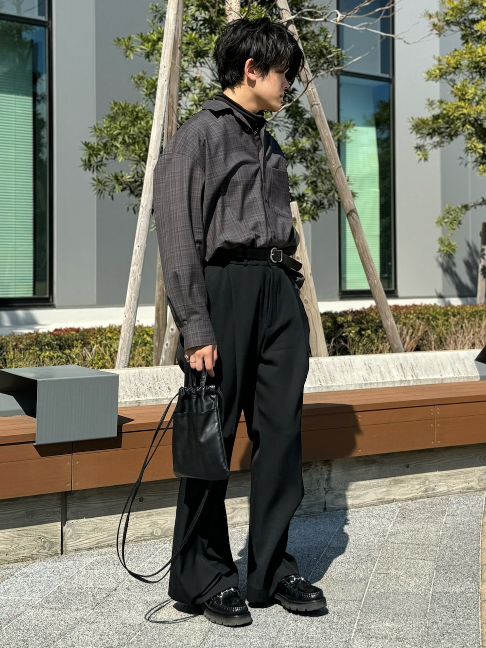 「休日コーデ、お洒落さんとつながりたい、シャツスタイル、チェックシャツ、シャツコーデ、キレイめ、ローファー、フレアパンツ、スラックス、メンズファッション、モノトーンコーデ、いいね、save、フォローお願いします🤑、大人コーデ、春コーデ、LIDnM」｜「sublationsのアイテム（スラックス、ブラック系）」を使った、takumi さん（メンズ・177cm）の春コーディネートの1枚目の写真