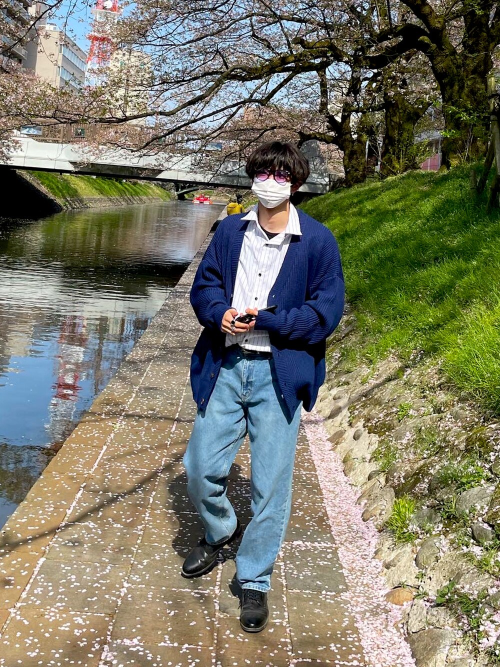 ブルー系のカーディガン/ボレロ、ブルー系のデニムパンツ、ブラック系のローファーを着用したメンズの春コーディネートの1枚目の写真