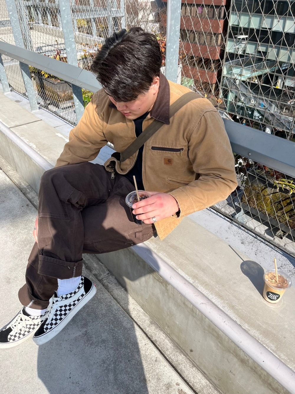 「carhartt、デトロイトジャケット、ダブルニー」｜「Carharttのアイテム（ジャケット/アウター、ベージュ系）」を使った、おくらさん（メンズ・183cm）の春コーディネートの1枚目の写真