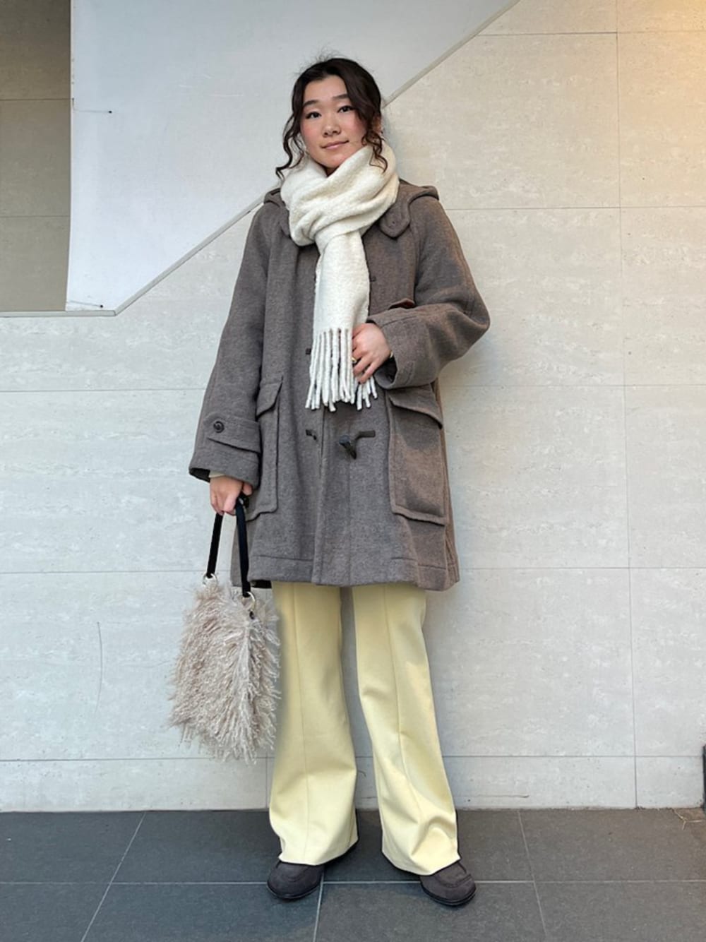 「冬コーデ、ロングコート、SHIPS、マフラー、ダッフルコート、SHIPS for women、シップス、フレアパンツ、カラーパンツ、ファーバッグ」｜「Kassiopeaの【SHIPS別注】KASSIOPEA:ONE HANDLE（ハンドバッグ、ベージュ系）」を使った、榎本さん（レディース・156cm）の冬コーディネートの1枚目の写真