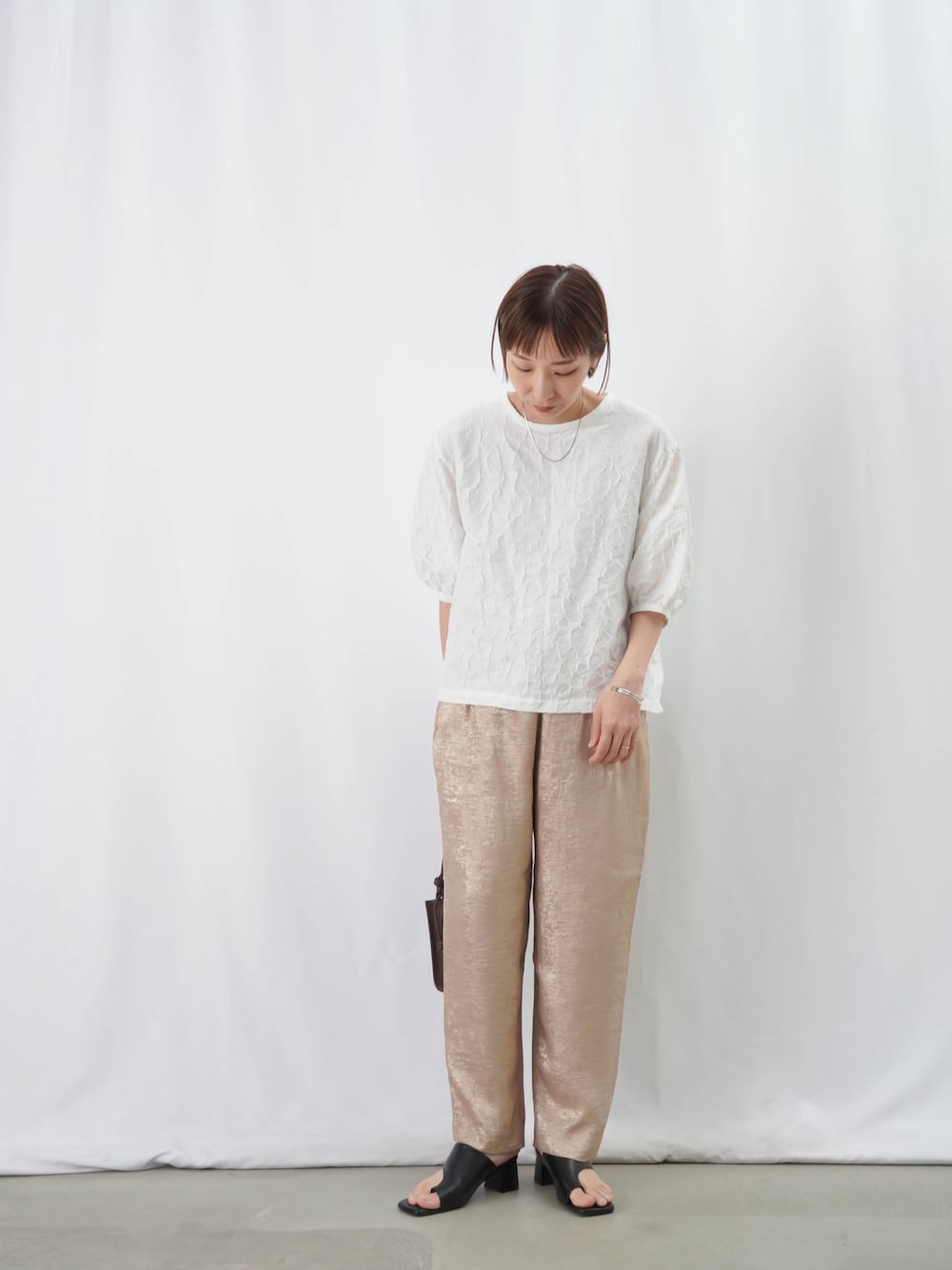 「LUCA/LADY LUCK LUCAのLC/LLL 箔テーパードパンツ / シャイニーイージーパンツ（その他パンツ、ベージュ系）」を使った、KOYAMAさん（レディース・158cm）の夏コーディネートの1枚目の写真