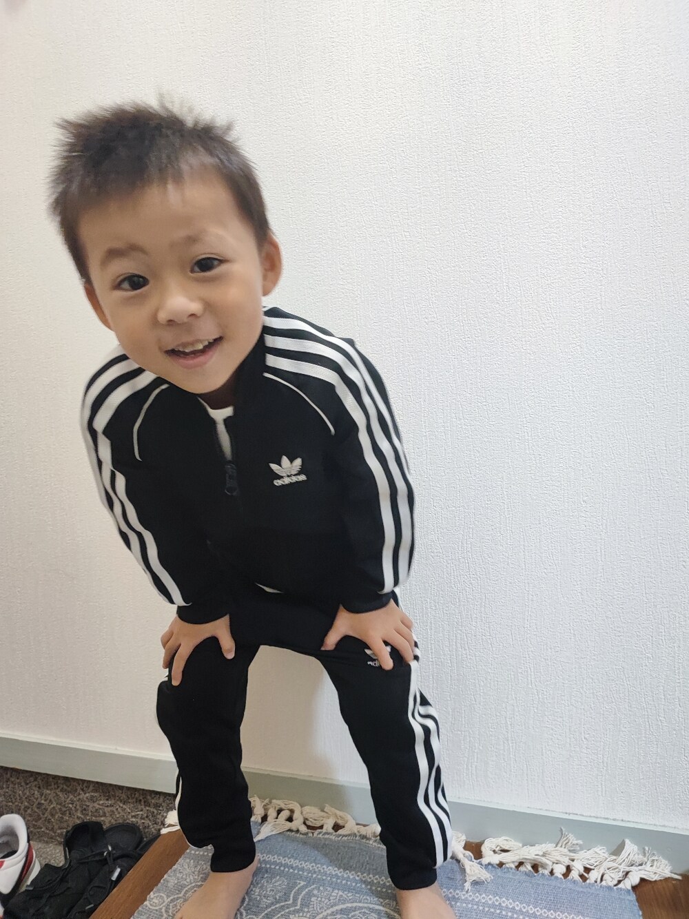 「キッズコーデ、キッズファッション、キッズ、セットアップ、キッズ服、アディダスオリジナルス」｜「adidas Originalsのアイテム（セットアップ、ブラック系）」を使った、ao6yuu9さん（キッズ・110cm）の秋コーディネートの1枚目の写真