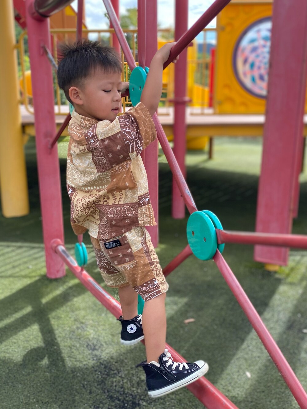 「お洒落さんとつながりたい、カジュアル、UNIQLO、休日コーデ、スニーカー、男の子、男の子コーデ」｜「BREEZEのクレイジーパッチワークシャツ（シャツ/ブラウス、ブラウン系）」を使った、ao6yuu9さん（キッズ・100cm）の秋コーディネートの1枚目の写真