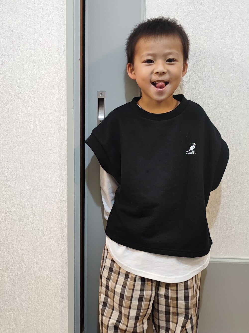 「キッズコーデ、キッズファッション、キッズ服、シンプルコーデ、カンゴール、キッズ」｜「Right-on KIDSのアイテム（アンサンブル、ブラック系）」を使った、ao6yuu9さん（キッズ・110cm）の秋コーディネートの1枚目の写真
