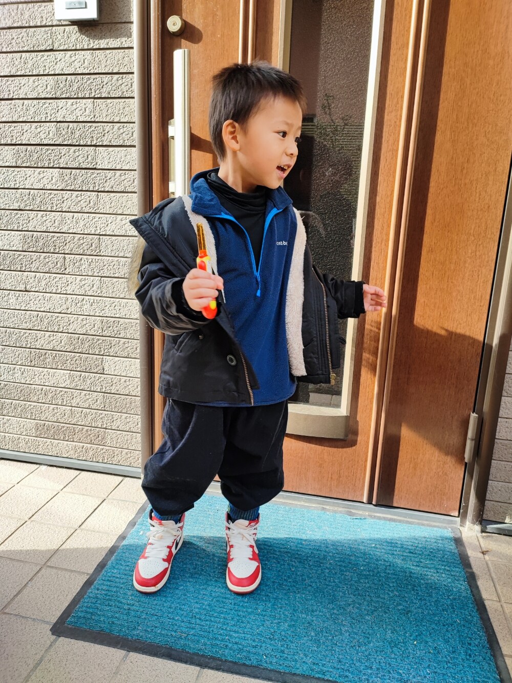 「Right-on KIDSのアイテム（パンツ、ブラック系）」を使った、ao6yuu9さん（キッズ・110cm）の冬コーディネートの1枚目の写真