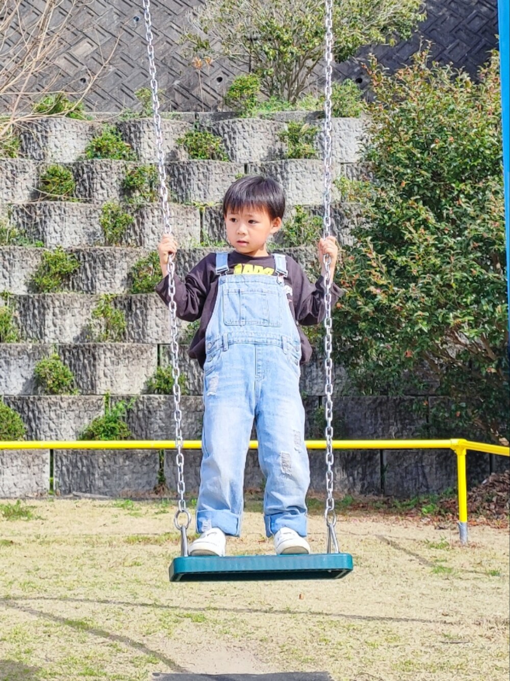「春服デビュー宣言、シンプルコーデ、休日スタイル、春コーデ、パンツスタイル、春服、韓国ファッション、キッズコーデ、キッズファッション、キッズ、カジュアル、プチプラコーデ」｜「SHEINのアイテム（オールインワン・サロペット、ブルー系）」を使った、ao6yuu9さん（キッズ・110cm）の春コーディネートの1枚目の写真