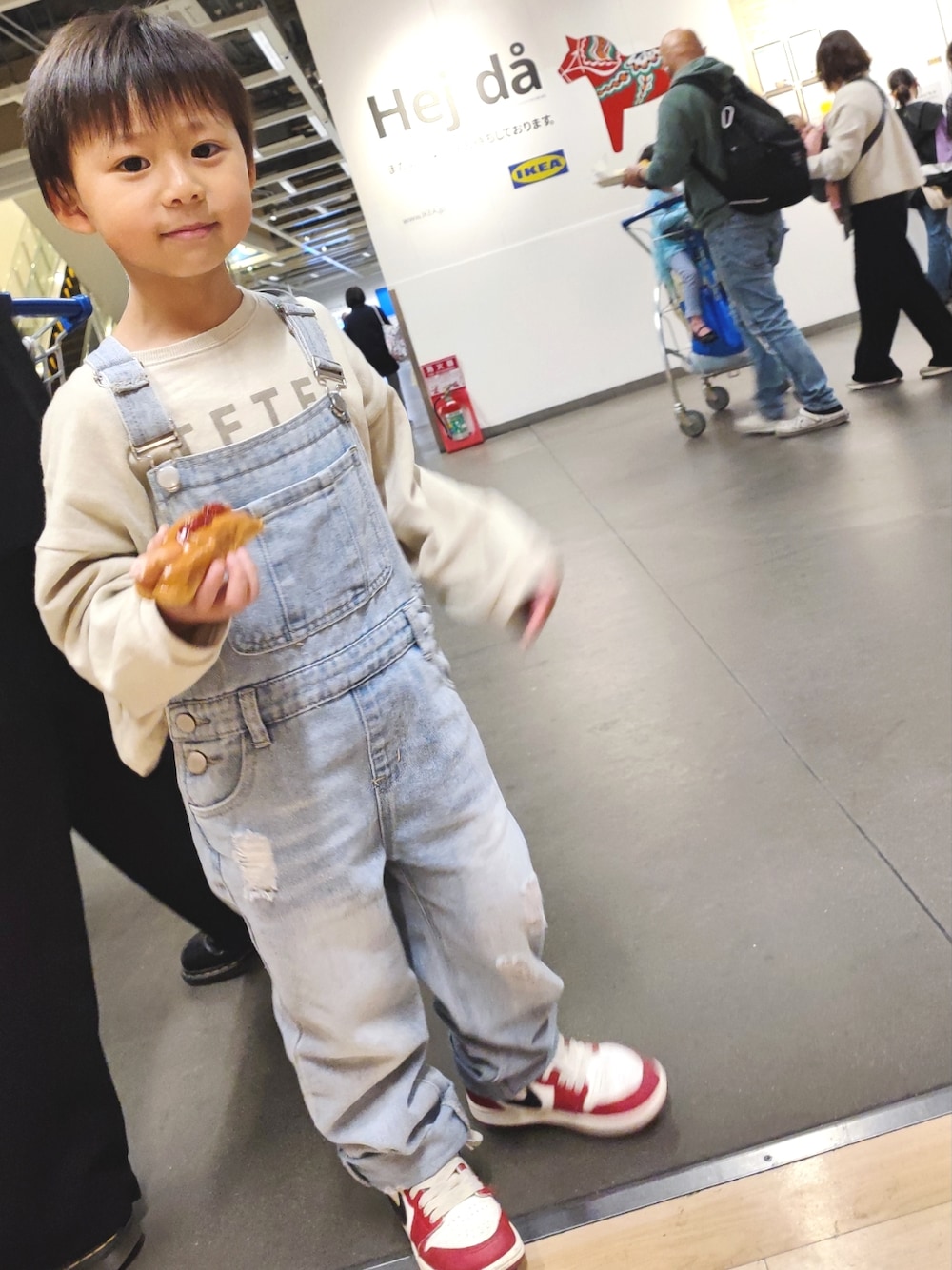 「春服デビュー宣言、休日コーデ、カジュアルコーデ、着回しコーデ、おでかけコーデ、キッズコーデ、キッズファッション、キッズ、オーバーオール、お洒落さんとつながりたい」｜「SHEINのアイテム（オールインワン・サロペット、ブルー系）」を使った、ao6yuu9さん（キッズ・110cm）の春コーディネートの1枚目の写真