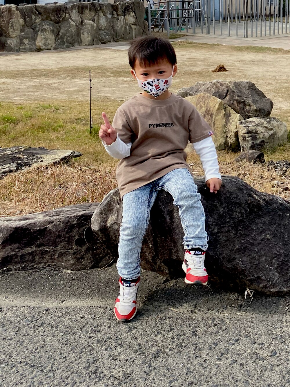 「休日コーデ、男の子、秋コーデ、デニムパンツ、おしゃれさんと繋がりたい、UNIQLO、カジュアル」｜「JUNKSOULの【KID'S】USAコットン サークルマウンテンアートロゴ刺繍Tシャツ (M4)（Tシャツ/カットソー、ベージュ系）」を使った、ao6yuu9さん（キッズ・100cm）の秋コーディネートの1枚目の写真
