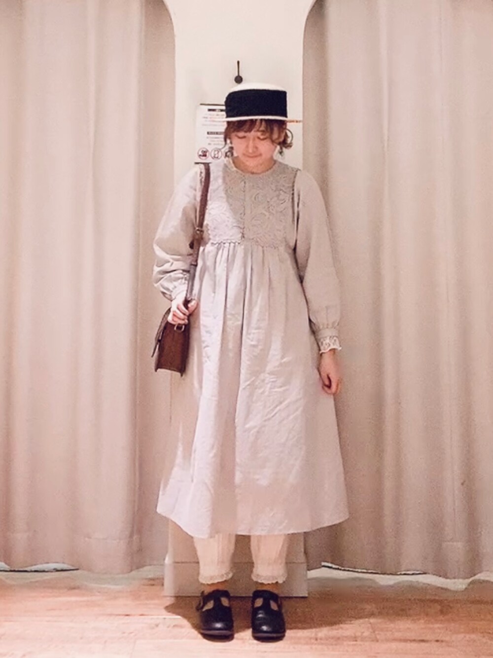 「Samansa Mos2、SM2、春、ゆるコーデ、ootd、ワンピース、オトナガーリー、ガーリー、レース、おしゃれさんと繋がりたい、春コーデ、ベージュ、カンカン帽、ワントーンコーデ、胸元レース」｜「Samansa Mos2のレース貼りワンピース（ワンピース、グレー系）」を使った、スゲタさん（レディース・164cm）の冬コーディネートの1枚目の写真
