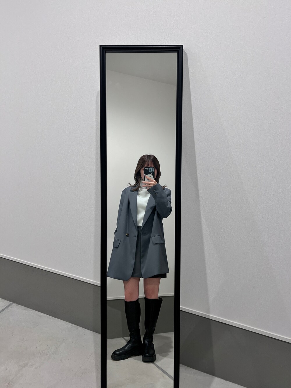 「シンプルコーデ、スカパン、低身長、低身長コーデ、148cm、148cmコーデ、おでかけコーデ、淡色コーデ、アウター、ootd、ブーツ、ジャケットスタイル、ラフコーデ、グレーコーデ、今日のコーデ」｜「lilliancaratのアイテム（テーラードジャケット、グレー系）」を使った、ﾕﾅｹﾞさん（レディース・148cm）の冬コーディネートの1枚目の写真