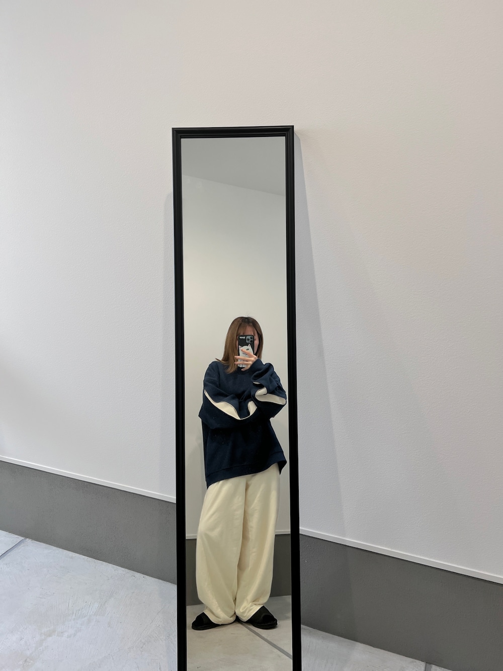 「カジュアルコーデ、ラクチンコーデ、ootd、スウェットコーデ、健康サンダル、大人女子、低身長、低身長コーデ、148cm、148cmコーデ、148㎝、トレーナー、シンプルスタイル、かんたんコーデ、春」｜「CHIGNONのアイテム（スウェットパンツ、ホワイト系）」を使った、ﾕﾅｹﾞさん（レディース・148cm）の冬コーディネートの1枚目の写真