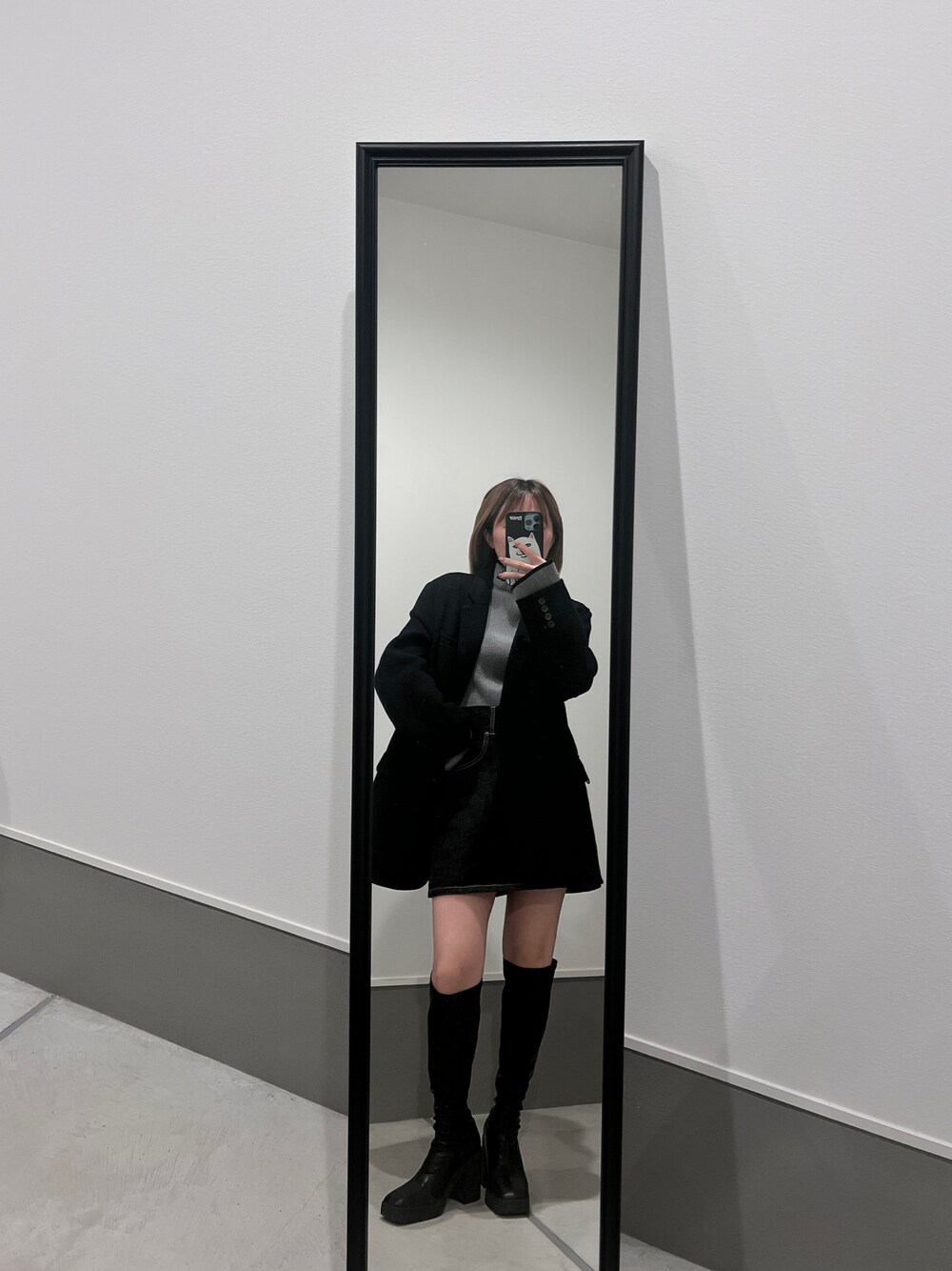 「カジュアルコーデ、大人コーデ、ファッションを楽しもう、シンプル、骨格ウェーブ、低身長コーデ、ジャケット、148cm、148cmコーデ、低身長、デニムスカート、おでかけコーデ、今日のコーデ、ラクチンコーデ、お洒落さんとつながりたい」｜「SNIDELのアイテム（テーラードジャケット、ブラック系）」を使った、ﾕﾅｹﾞさん（レディース・148cm）の冬コーディネートの1枚目の写真
