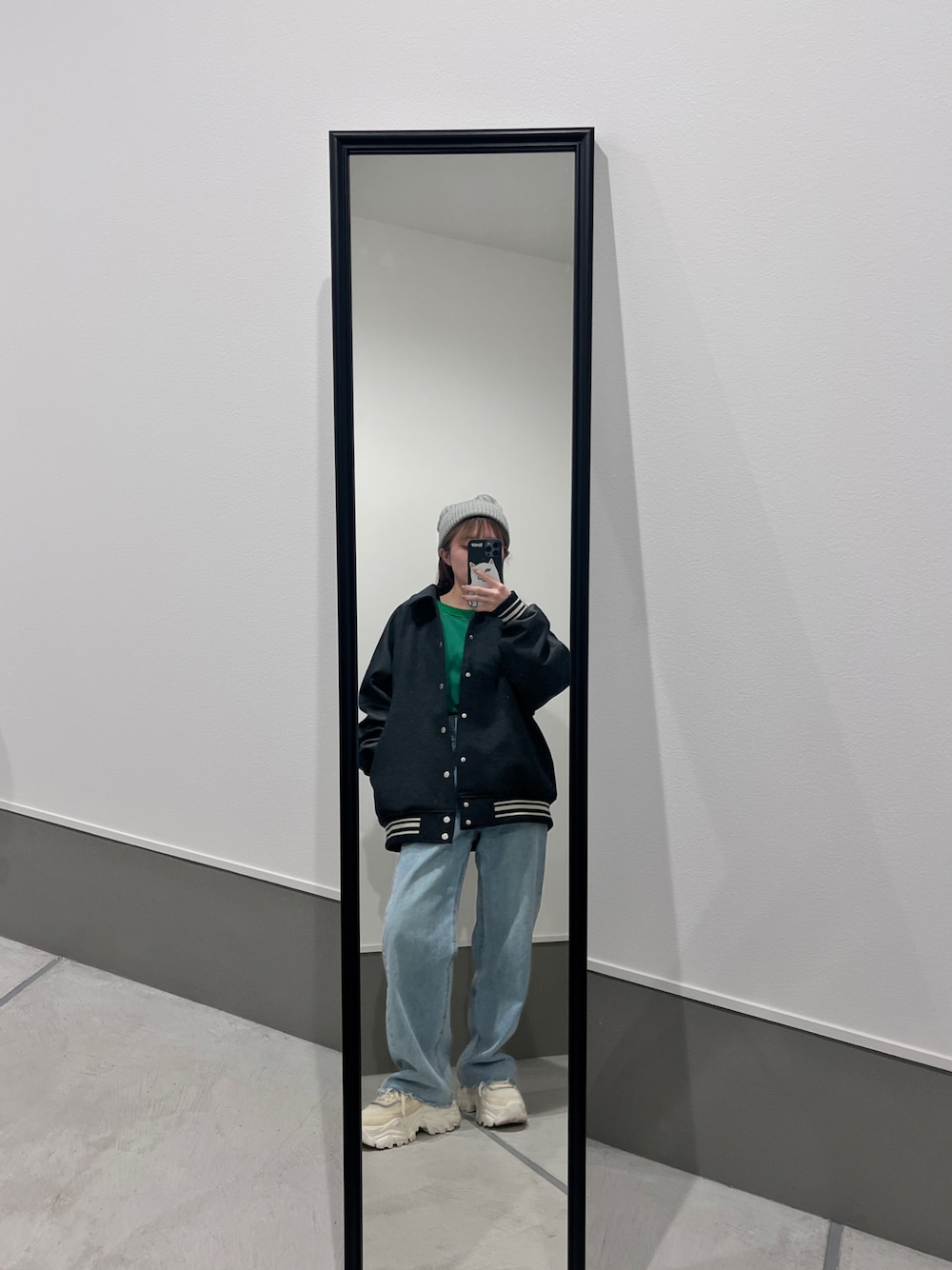 「着回しコーデ、ootd、おしゃれさんと繋がりたい、ファッションを楽しもう、スニーカーコーデ、ゆるコーデ、大人カジュアル、ニット帽、低身長コーデ、低身長女子、148cm、148cmコーデ、厚底スニーカー、休日スタイル、デニムコーデ」｜「IKEAのアイテム（ミラー、ブラック系）」を使った、ﾕﾅｹﾞさん（レディース・148cm）の冬コーディネートの1枚目の写真