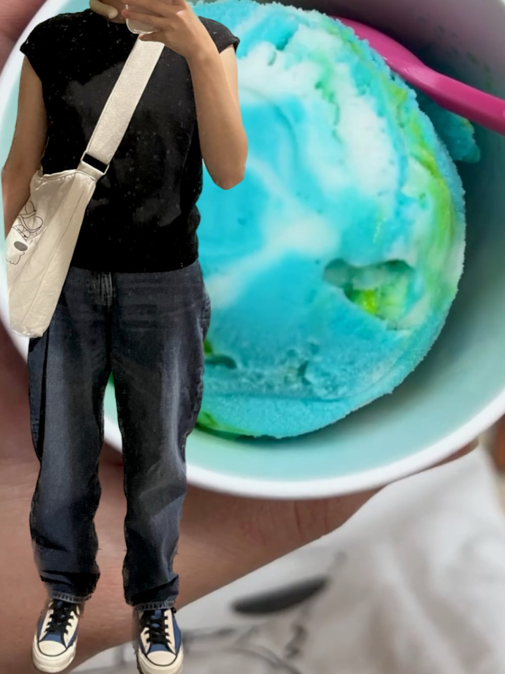「H&Mのアイテム（デニムパンツ、ブルー系）」を使った、t_iamoさん（レディース・163cm）の夏コーディネートの1枚目の写真