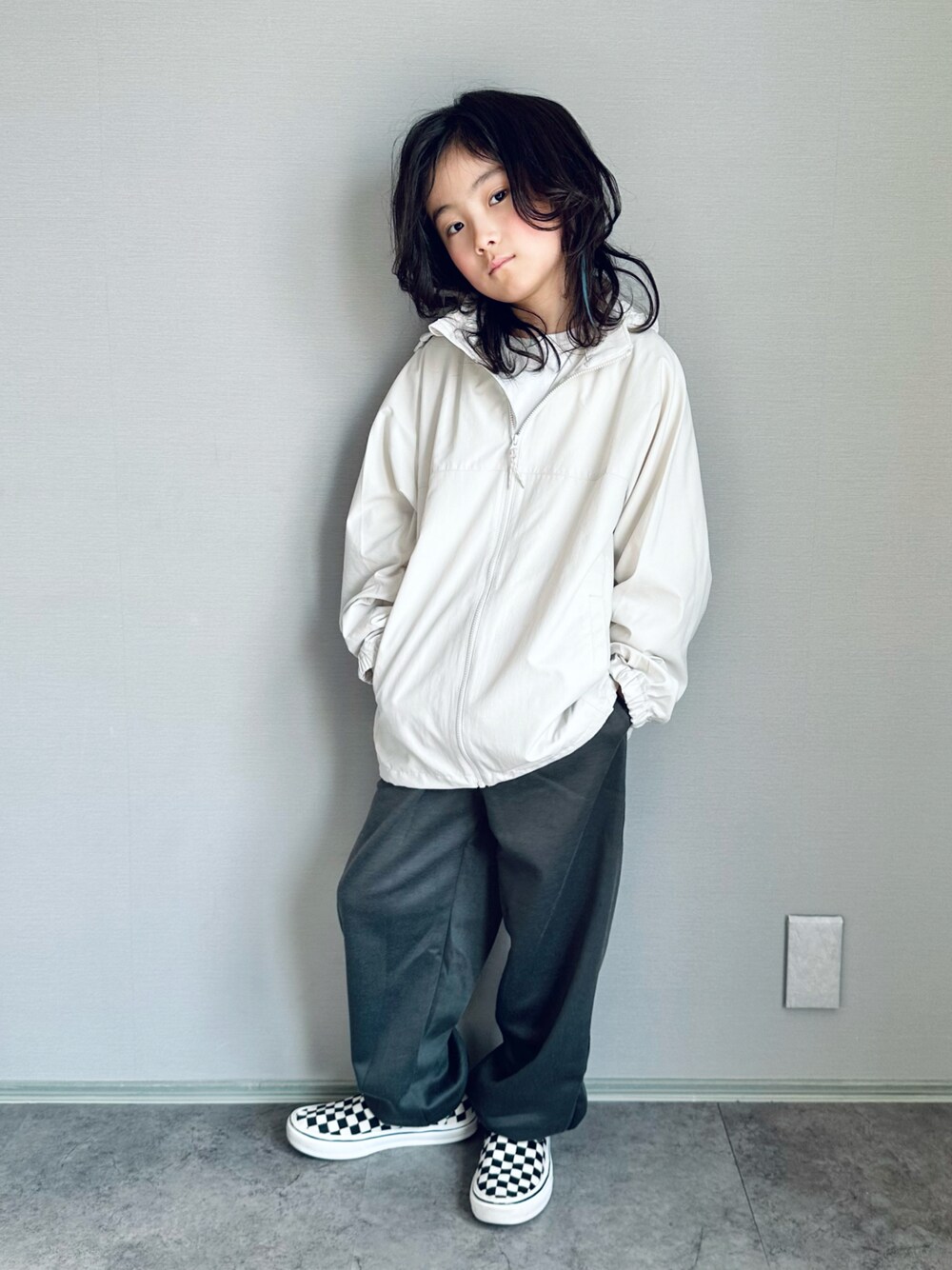 「春のおしゃ見えテクニック、ストリート、スウェット、スポーツミックス、スリッポン、春服みてみて、ジャケットスタイル、春アウター、カジュアルコーデ、シンプルコーデ、スニーカー、お出かけコーデ、休日スタイル」｜「ZI-ONのワイドスウェットパンツ（スウェットパンツ、グレー系）」を使った、oh-chanさん（キッズ・123cm）の春コーディネートの1枚目の写真