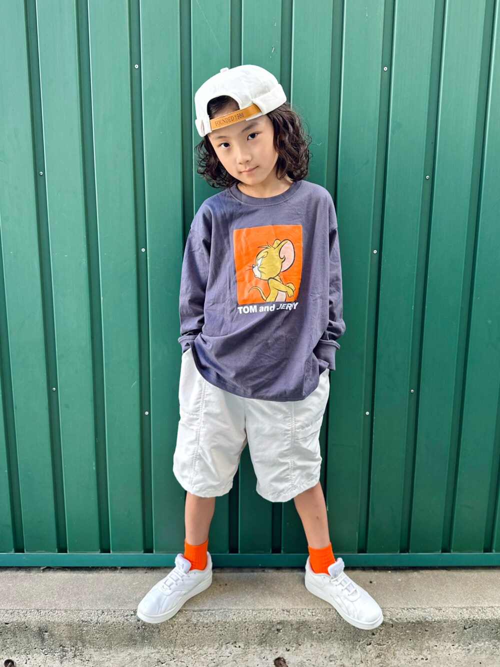 グレー系のTシャツ/カットソー、ホワイト系のパンツ、ホワイト系のスニーカーを着用したキッズの秋コーディネートの1枚目の写真