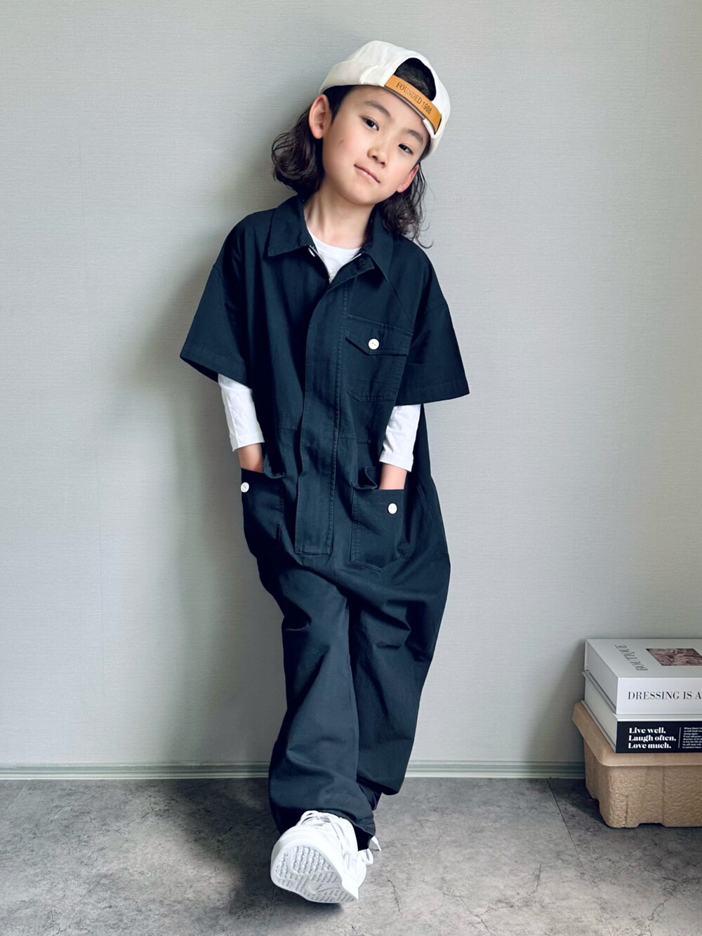 ブラック系のつなぎ/オールインワン、ホワイト系のスニーカーを着用したキッズの春コーディネートの1枚目の写真