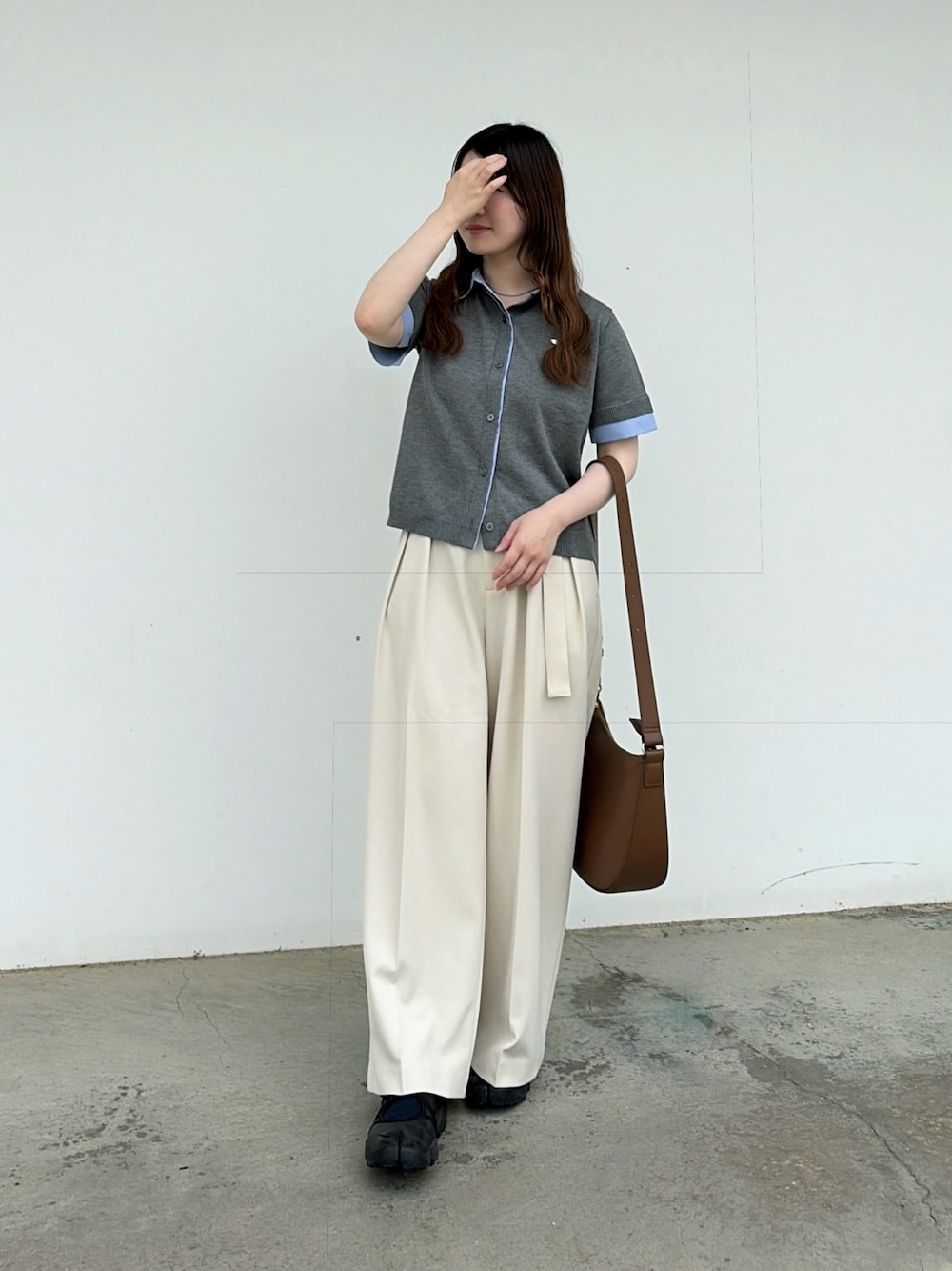 ホワイト系のその他パンツ、グレー系のカーディガン/ボレロ、ブラック系のスニーカーを着用したレディースの夏コーディネートの1枚目の写真