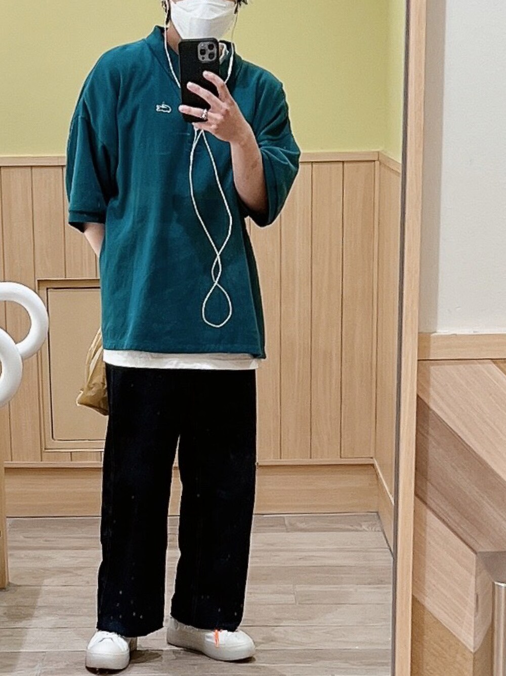 「ラコステ、ユニクロ、スニーカー、低身長、低身長好きと繋がりたい、デニム、古着、おしゃれさんと繋がりたい、シンプルコーデ」｜「LACOSTE L!VEのLACOSTE L!VEバックプラケットアレンジポロシャツ（ポロシャツ、グリーン系）」を使った、しもりょさん（メンズ・153cm）の夏コーディネートの1枚目の写真